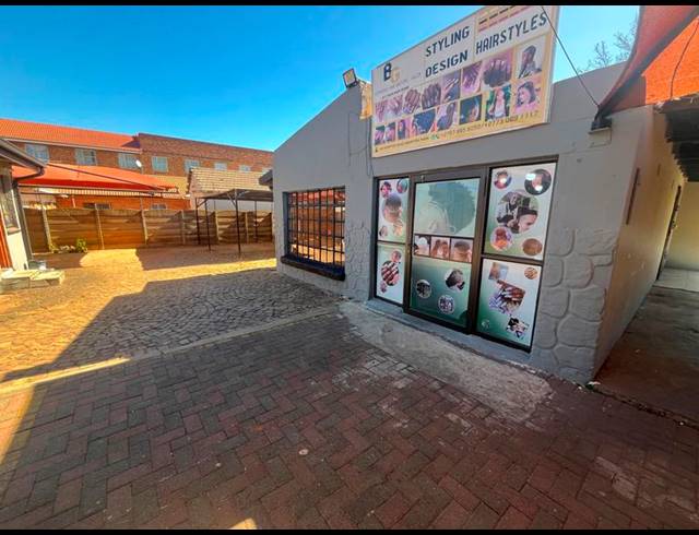 8 BEDROOM HOUSE FOR SALE IN KEMPTON PARK CENTRAL
